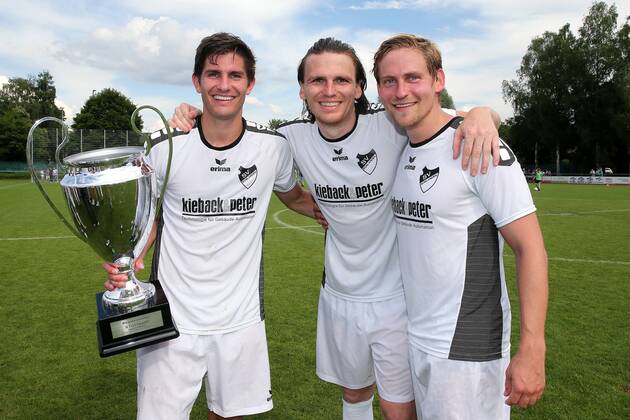 BAU 03 06 2018 Bonlanden Football SV Bonlanden vs Türkspor Stuttgart v th Triple goal scorer Steffen Schmidt Bonlanden with trophy Maximilian Schwarz Markus Grosshans Bonlanden
