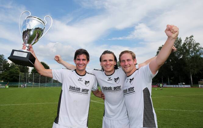 BAU 03 06 2018 Bonlanden Football SV Bonlanden vs Türkspor Stuttgart v th Triple goal scorer Steffen Schmidt Bonlanden with trophy Maximilian Schwarz Markus Grosshans Bonlanden