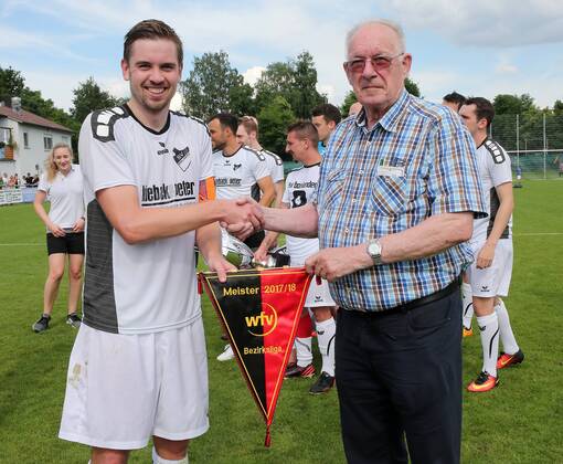 BAU 03 06 2018 Bonlanden Soccer SV Bonlanden vs Türkspor Stuttgart Relay ladder Gerhard Fischer Bezirk Stuttgart On the right, Captain Andreas Pottmeyer Bonlanden hands over the pennant