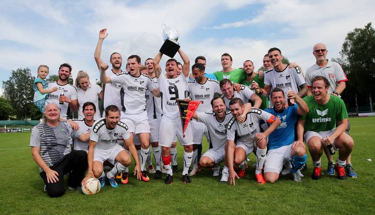 BAU 03 06 2018 Bonlanden Football SV Bonlanden vs Türkspor Stuttgart Team photo Champion Bonlanden Ömür Karatas with cup