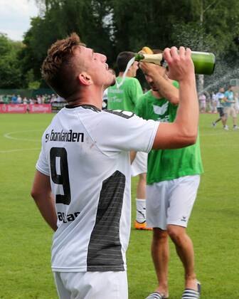BAU 03 06 2018 Bonlanden Football SV Bonlanden vs Türkspor Stuttgart Ömür Karatas Bonlanden drinks from the champagne bottle