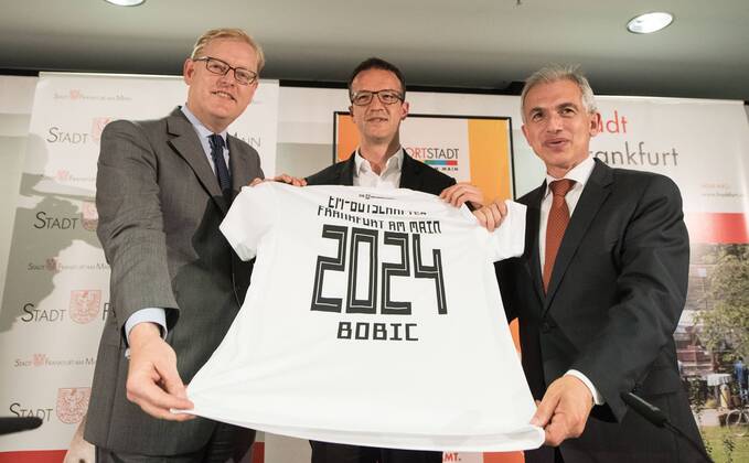 07 06 2018 xfux Football EM 2024 Press Conference Presentation EM Ambassador of the City of Frankfurt am Main to the application UEFA EURO 2024 emspor left Markus Frank Dezerent for Economy Sports Safety and Fire Department of the City of Frankfurt Fredi Bobic Member of the Board Eintracht Frankfurt Football AG Peter Feldmann OB Mayor of Ober the city of Frankfurt am Main Frankfurt