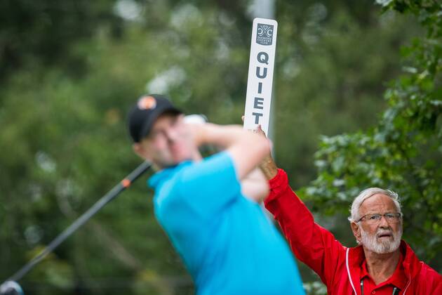GOLF - PGA Golf Herren Shot Clock Masters 2018 ATZENBRUGG,AUSTRIA,07.JUN.18 - GOLF - PGA European Tour, Shot Clock Masters, Diamond Country Club. Image shows a volunteer and a golfer. GEPAxpictures xDanielxGoetzhaber