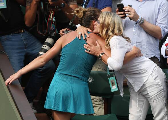 Winner SIMONA HALEP ROU hugs Nadia Comaneci in the players box Emotion Womens Final Final Copyright: xJuergenxHasenkopfx