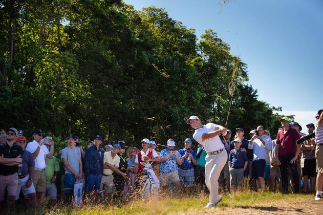 Bilder des Tages - SPORT Rory McIlroy from Northern Ireland hits out of the rough on the 12th fairway in the first round of the 118th U.S. Open Championship at Shinnecock Hills Golf Club in Southampton, New York on June 14, 2018.  NYP20180614128 COREYxSIPKIN
