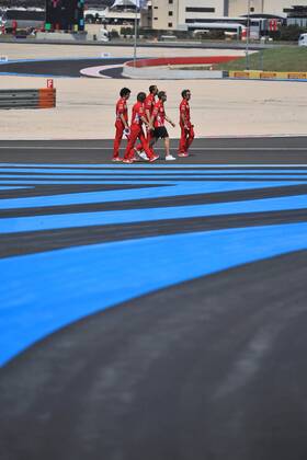 Sebastian Vettel Scuderia Ferrari visits the track with team members Grand Prix of France 2018 Race Motorsport Formula 1 21 06 2018 Grand Prix of France 2018 Race Motorsport Formula 1 21 06 2018 Le Castellet Copyright: xIllman Eibner-Pressefotox EP_eer
