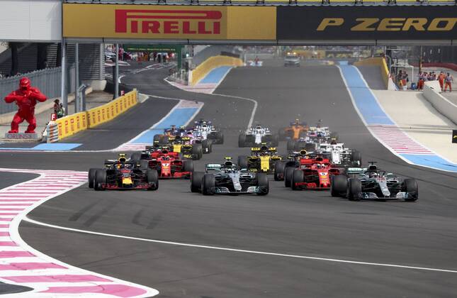 Motorsports: FIA Formula One World Championship WM Weltmeisterschaft 2018, Grand Prix of France, Start, 44 Lewis Hamilton (GBR, Mercedes AMG Petronas Motorsport), 77 Valtteri Bottas (FIN, Mercedes AMG Petronas Motorsport), 5 Sebastian Vettel (GER, Scuderia Ferrari), 33 Max Verstappen (NLD, Aston Martin Red Bull Racing), Le Castellet France