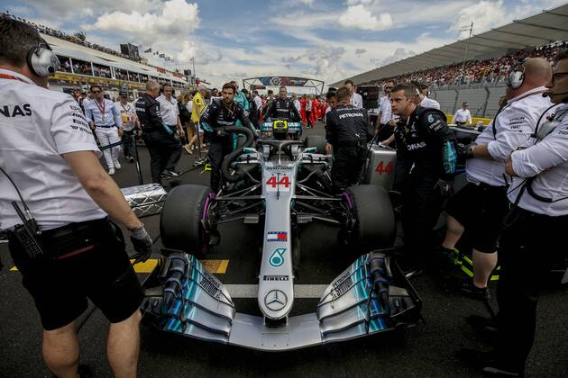 Motorsports: FIA Formula One World Championship WM Weltmeisterschaft 2018, Grand Prix of France, Mechanic of Mercedes AMG Petronas Motorsport Le Castellet France