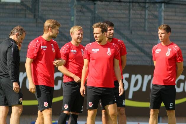 Lawn start of FC Energie Cottbus with spectators Soccer 3 Liga Rasen Training start FC Energie Cottbus