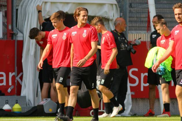 Lawn start of FC Energie Cottbus with spectators 18 New signing Daniel Stanese Soccer 3 Liga Rasen Training start FC Energie Cottbus
