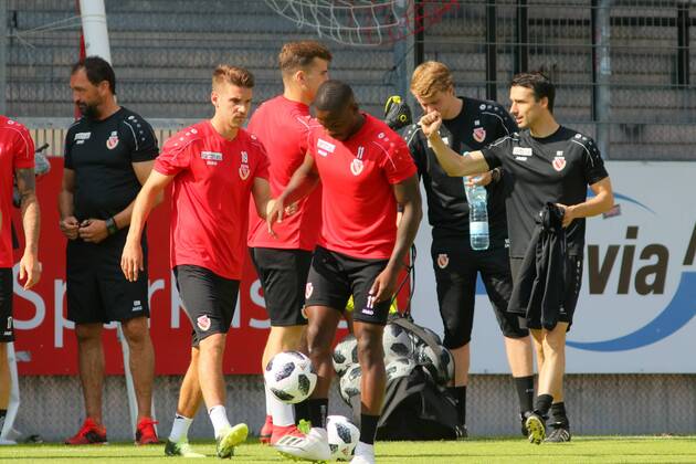 Lawn start of FC Energie Cottbus with spectators 11 Streli Mamba Soccer 3 Liga Rasen Training start FC Energie Cottbus
