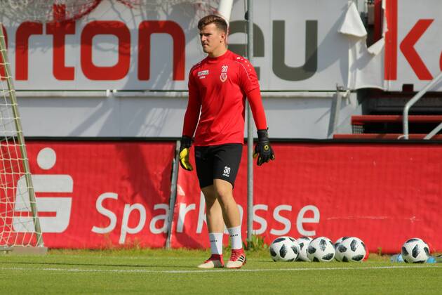 Lawn start of FC Energie Cottbus with spectators 3 Goalkeeper Tim Stawecki Soccer 3 Liga Rasen Training start FC Energie Cottbus