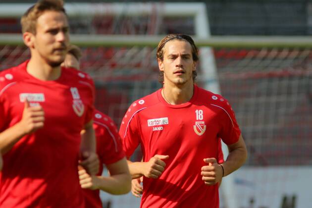 Lawn start of FC Energie Cottbus with spectators 18 New signing Daniel Stanese Soccer 3 Liga Rasen Training start FC Energie Cottbus