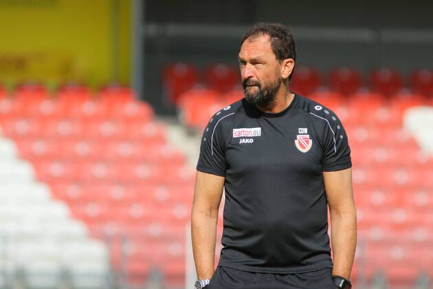 Lawn start of FC Energie Cottbus with spectators Head coach Claus Dieter Pele Wollitz Energie Cottbus Soccer 3 Liga Rasen training start FC Energie Cottbus