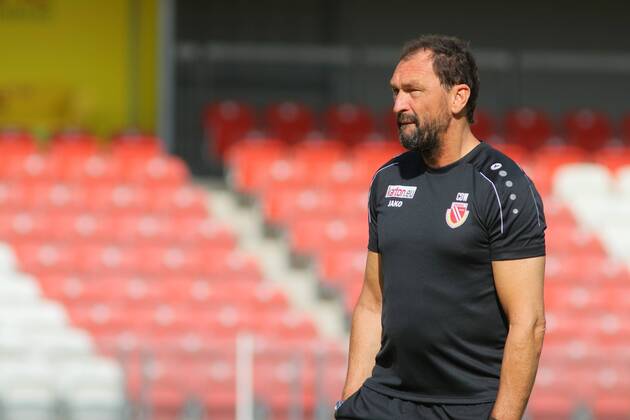 Lawn start of FC Energie Cottbus with spectators Head coach Claus Dieter Pele Wollitz Energie Cottbus Soccer 3 Liga Rasen training start FC Energie Cottbus
