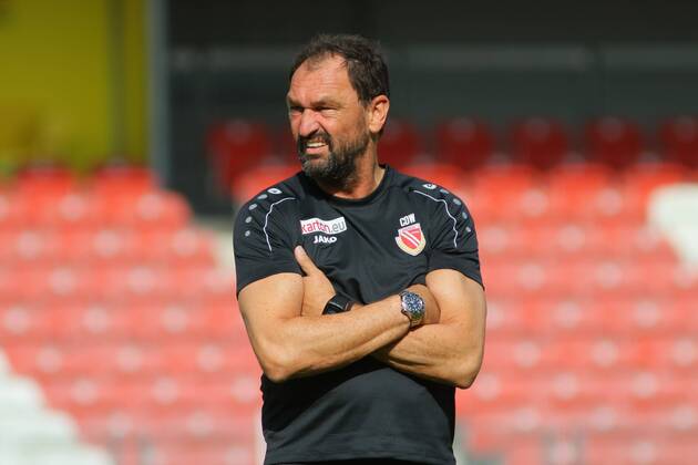 Lawn start of FC Energie Cottbus with spectators Head coach Claus Dieter Pele Wollitz Energie Cottbus Soccer 3 Liga Rasen training start FC Energie Cottbus