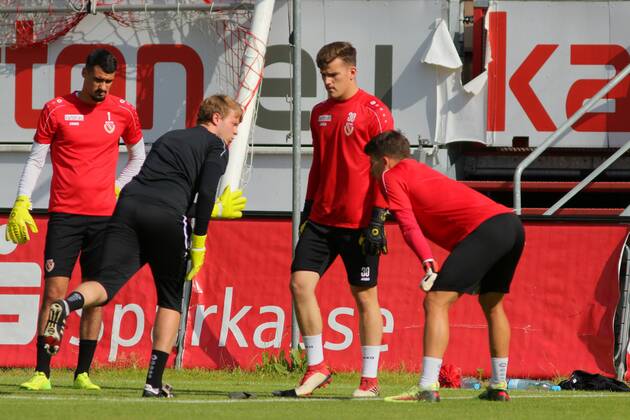 Turfs start of the FC Energie Cottbus with spectators Goalkeeper training Soccer 3 Liga Rasen Training start FC Energie Cottbus