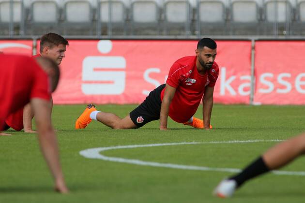 Lawn start of FC Energie Cottbus with spectators 27 New arrival Abdulkadir Beyazit Soccer 3 Liga Rasen Training start FC Energie Cottbus