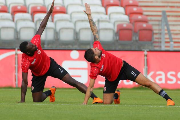 Turf Start of the FC Energie Cottbus with spectators 7 Kevin Weidlich Energie Cottbus l 17 Maximilian Zimmer Energie Cottbus r Soccer 3 Liga Rasen Training start FC Energie Cottbus