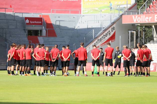 Lawn start of FC Energie Cottbus with spectators Soccer 3 Liga Rasen Training start FC Energie Cottbus