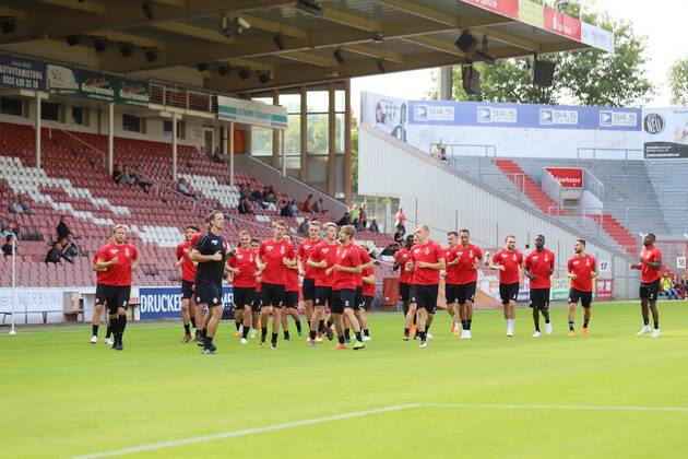 Lawn start of FC Energie Cottbus with spectators Soccer 3 Liga Rasen Training start FC Energie Cottbus