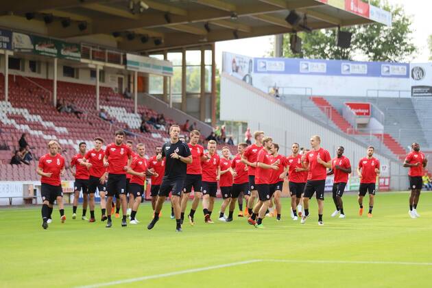 Lawn start of FC Energie Cottbus with spectators Soccer 3 Liga Rasen Training start FC Energie Cottbus