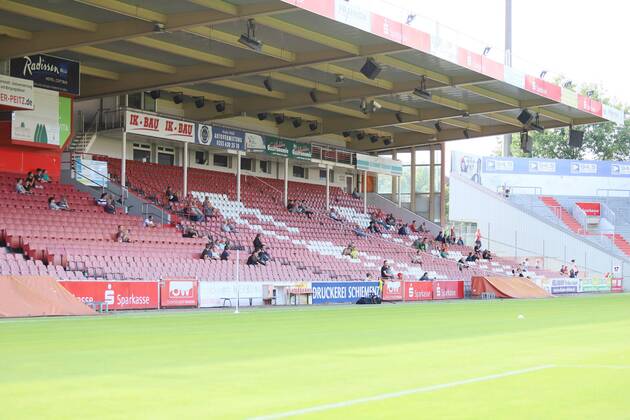 Lawn start of FC Energie Cottbus with spectators Soccer 3 Liga Rasen Training start FC Energie Cottbus