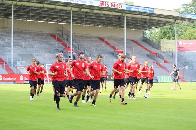 Lawn start of FC Energie Cottbus with spectators Soccer 3 Liga Rasen Training start FC Energie Cottbus