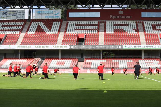 Lawn start of FC Energie Cottbus with spectators Soccer 3 Liga Rasen Training start FC Energie Cottbus