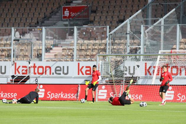 Turfs start of the FC Energie Cottbus with spectators Goalkeeper training Soccer 3 Liga Rasen Training start FC Energie Cottbus