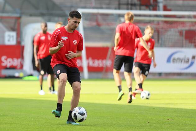 Lawn start of FC Energie Cottbus with spectators Auditions player Aykut Soyak Soccer 3 Liga Rasen Training start FC Energie Cottbus