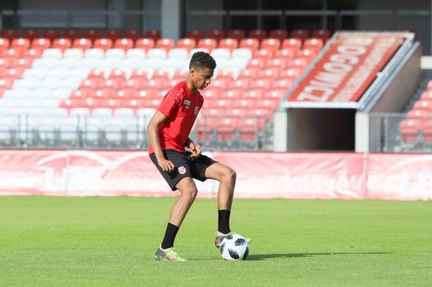 Lawn start of FC Energie Cottbus with spectators Kevin Schade Soccer 3 Liga Rasen Training start FC Energie Cottbus