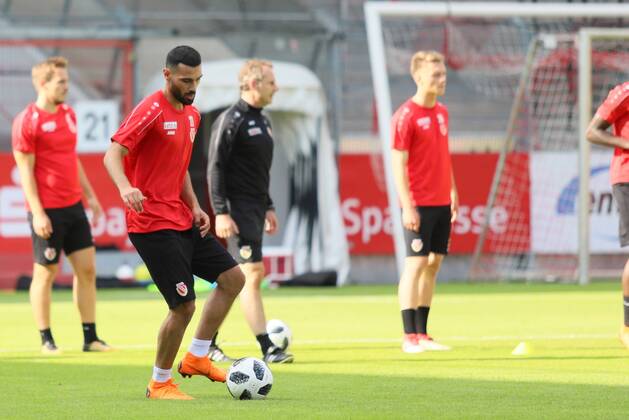 Lawn start of FC Energie Cottbus with spectators New signing Abdulkadir Beyazit Soccer 3 Liga Rasen Training start FC Energie Cottbus