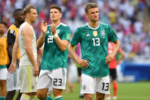 v re Thomas MUELLER GER after end of game Mario GOMEZ GER Manuel NEW goalie GER cries cry disappointed frustrated dejected Action South Korea KOR Germany GER 2 0 Preliminary Group F match 43 on 27 06 2018 in Kazan Kazan Arena World Cup 2018 in Russia vom 14 06 15 07 2018