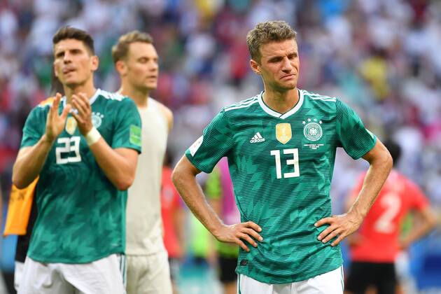 v re Thomas MUELLER GER after end of game Mario GOMEZ GER hi Manuel NEW goalie GER cries cry disappointed frustrated dejected Action South Korea KOR Germany GER 2 0 Preliminary Group F match 43 on 27 06 2018 in Kazan Kazan Arena World Cup 2018 in Russia vom 14 06 15 07 2018