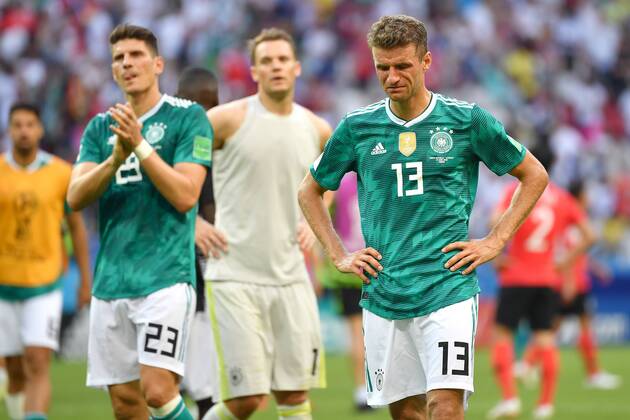 v re Thomas MUELLER GER after end of game Mario GOMEZ GER hi Manuel NEW goalie GER cries cry disappointed frustrated dejected Action South Korea KOR Germany GER 2 0 Preliminary Group F match 43 on 27 06 2018 in Kazan Kazan Arena World Cup 2018 in Russia vom 14 06 15 07 2018