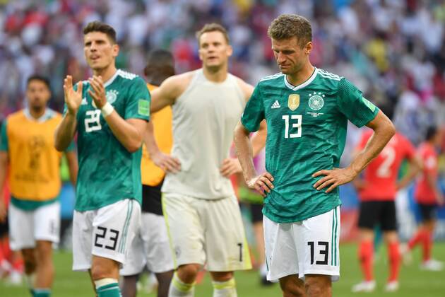 v re Thomas MUELLER GER after end of game Mario GOMEZ GER hi Manuel NEW goalie GER cries cry disappointed frustrated dejected Action South Korea KOR Germany GER 2 0 Preliminary Group F match 43 on 27 06 2018 in Kazan Kazan Arena World Cup 2018 in Russia vom 14 06 15 07 2018