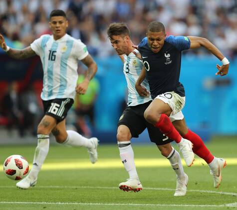Sport-Bilder des Tages WM 2018, Frankreich - Argentinien (180630) -- KAZAN, June 30, 2018 -- Kylian Mbappe (R) of France vies with Nicolas Tagliafico (C) of Argentina during the 2018 FIFA World Cup WM Weltmeisterschaft Fussball round of 16 match between France and Argentina in Kazan, Russia, on June 30, 2018. ) (SP)RUSSIA-KAZAN-2018 WORLD CUP-ROUND OF 16-FRANCE VS ARGENTINA LuxJinbo