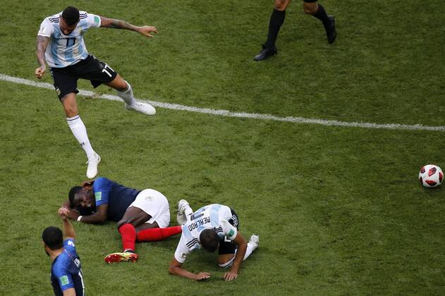 Sport-Bilder des Tages WM 2018, Frankreich - Argentinien Futbol, Francia vs Argentina Copa Mundial de Rusia 2018 Nicolas Otamendi (11, Argentinien) schlägt den Ball auf den am Boden leigenden Paul Pogba (Frankreich, 6). mundial de futbol de Rusia en el estadio Kazan Arena de Kazan, Rusia. 30 06 2018 Andres Pina Photosport Football, France vs Argentina World Cup Russia 2018 Argentina s player Nicolas Otamendi and Paul Pogba during the knockout phase of the Russia World Cup held at the Kazan Arena in Kazan, Russia. 30 06 2018 Andres Pina Photosport Francia vs Argentina, mundial de Rusia 2018 