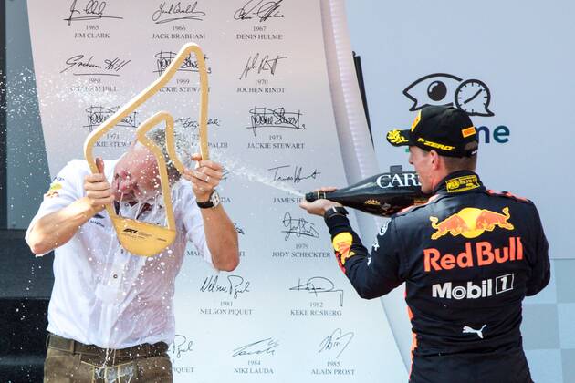 Sport - Bilder des Tages FORMULA 1 - GP of Austria 2018 SPIELBERG,AUSTRIA,01.JUL.18 - MOTORSPORTS - Grand Prix of Austria, Red Bull Ring. Image shows the rejoicing of team manager Jonathan Wheatley (Red Bull Racing) and the rejoicing of Max Verstappen (NED Red Bull Racing). GEPAxpictures xMaticxKlansek