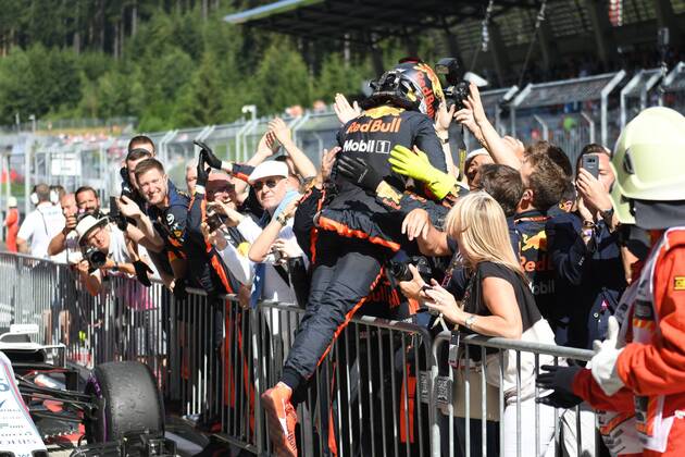 Max Verstappen Aston Martin Red Bull Racing celebrates his victory with his teammates Formula 1 Grand Prix of Austria Red Bull Ring 01 07 2018 2018 Formula 1 Grand Prix of Austria Red Bull Ring 01 07 2018 Spielberg Copyright: xEIBNER Florian_Schustx EP_SCHUST