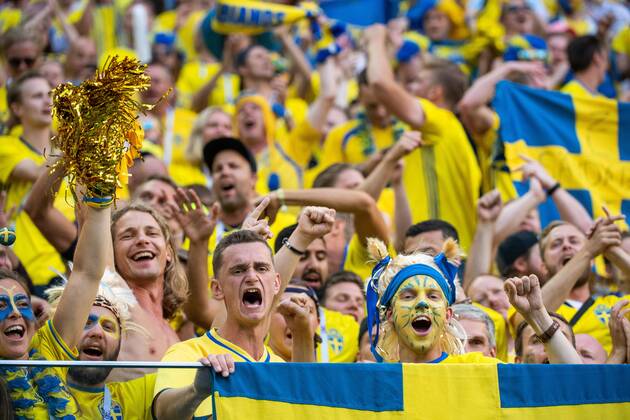180703 Fans of Sweden celebrate after their team winning the FIFA World Cup round of 16 match between Sweden and Switzerland on July 3, 2018 in St Petersburg Photo Joel Marklund BILDBYRAN Code JM 87748  Copyright: JOELxMARKLUND BB180703JM063