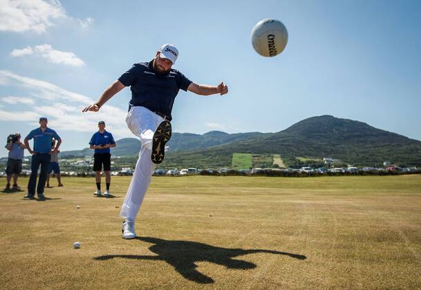 Sport Bilder des Tages 2018 Dubai Duty Free Irish Open - Pro Am, Ballyliffin Golf Club, Co. Donegal 4 7 2018 Shane Lowry at the GAA Challenge Shane Lowry at the GAA Challenge 4 7 2018  Copyright: x©INPHO OisinxKeniryx MT2_4454