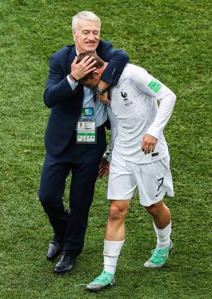 NIZHNY NOVGOROD, RUSSIA - JULY 6, 2018: France s manager Didier Deschamps (L) and France s Antoine Griezmann celebrate victory in the 2018 FIFA World Cup WM Weltmeisterschaft Fussball Quarterfinal football match against Uruguay at Nizhny Novgorod Stadium. Stanislav Krasilnikov TASS  TS088455