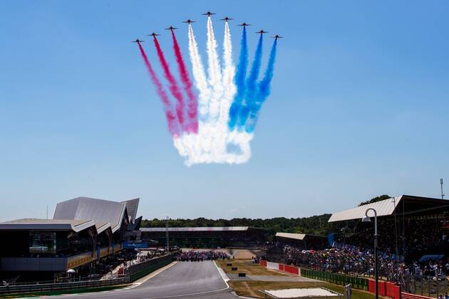 Sport - Bilder des Tages 8th July 2018, Silverstone Circuit, Silverstone, England; British Formula One Grand Prix, Race Day; The RAF Red Arrows fly over Silverstone before the race  ActionPlus12045521 TimxWilliams