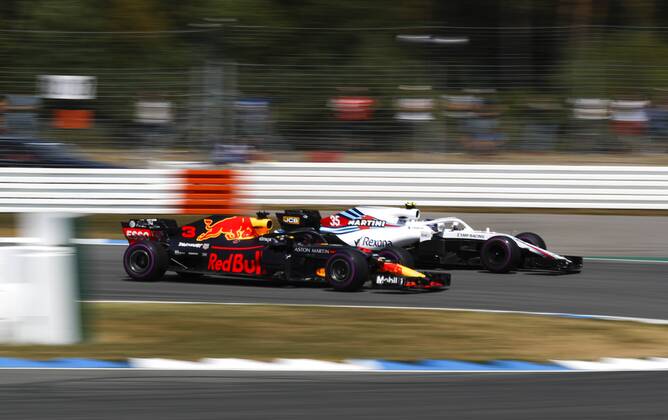 Motorsports: FIA Formula One World Championship WM Weltmeisterschaft 2018, Grand Prix of Germany, 3 Daniel Ricciardo (AUS, Aston Martin Red Bull Racing), 35 Sergey Sirotkin (RUS, Williams Martini Racing), Hockenheim Germany