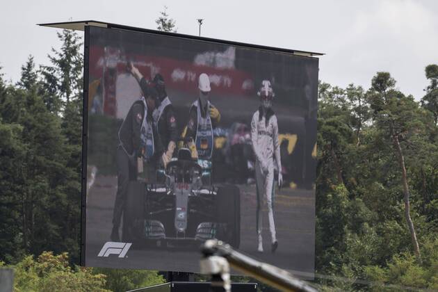Motorsport Formula 1 Season 2018 2019 Qualifying on Saturday 21 07 2018 at the Hockenheimring in Hockenheim Germany The video screen shows the failure of Lewis Hamilton Mercedes AMG Petronas Copyright: xInderliedx