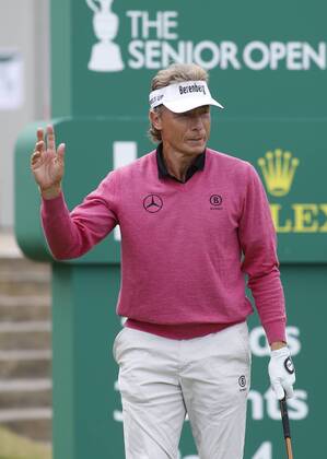 Sport Bilder des Tages 26th July 2018, Old Course at St Andrews, St Andrews, Scotland; The 2018 Senior Open Golf Championships, 1st round; Reigning champion Bernhard Langer (GER) acknowledges the crowd as he prepares to play his tee shot on the opening hole  ActionPlus12050488 AlanxMartin