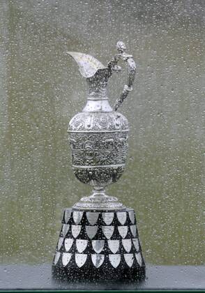 Sport Bilder des Tages 29th July 2018, Old Course at St Andrews, St Andrews, Scotland; The 2018 Senior Open Golf Championships, 4th round; The Senior Open trophy stands by the first tee as the rain falls  ActionPlus12051530 AlanxMartin