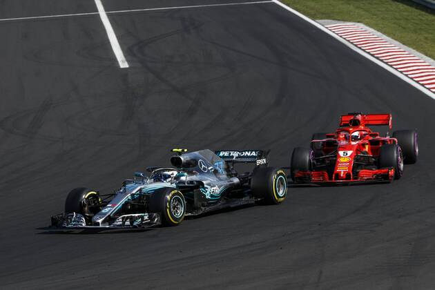 Motorsports: FIA Formula One World Championship WM Weltmeisterschaft 2018, Grand Prix of Hungary, 77 Valtteri Bottas (FIN, Mercedes AMG Petronas Motorsport), 5 Sebastian Vettel (GER, Scuderia Ferrari), Budapest Hungary